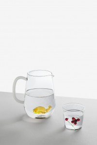 Alessandra-Baldereschi_Animal-farm-Brocca-pesciolino-colorato-e-Tumbler-Greenwood-bicchiere